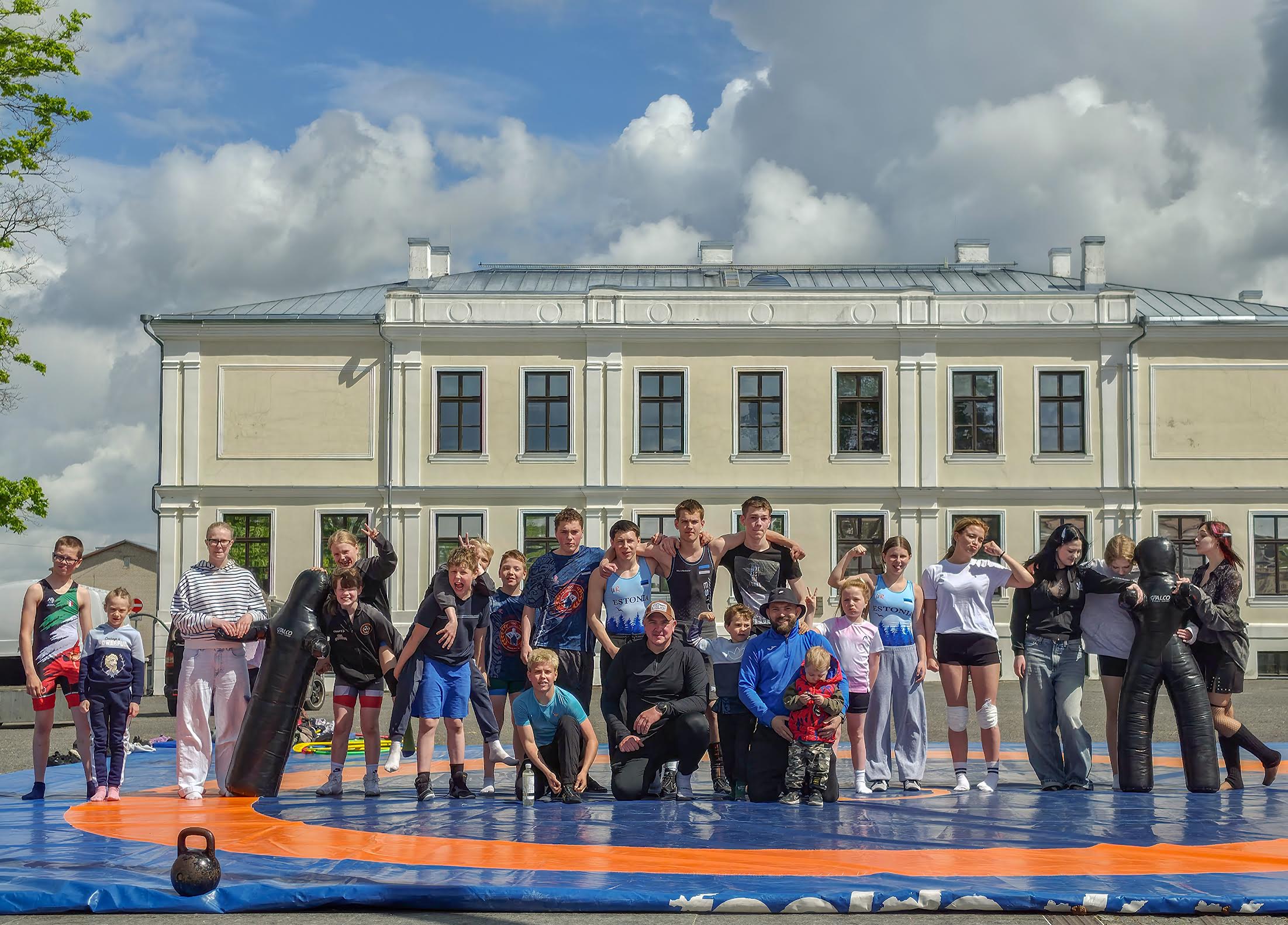 Võru keskväljakul aset leidnud avatud maadlustreeningul osalesid nii Pütsepa Maadlusklubi maadlejad kui ka juhuslikud möödujaid, kes soovisid spordiala kohta rohkem kuulda ning end proovile panna. Foto: AIGAR NAGEL